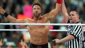 Crédito: LA Knight having his hand raised at WrestleMania 40